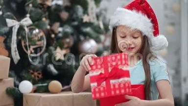 圣诞老人头顶<strong>礼</strong>品盒中一位惊讶女孩的特写肖像，充满了积极的情感